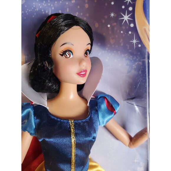 2015 Disney Store - Snow White Classic Doll – 11 1/2'' - Picture 2 of 4